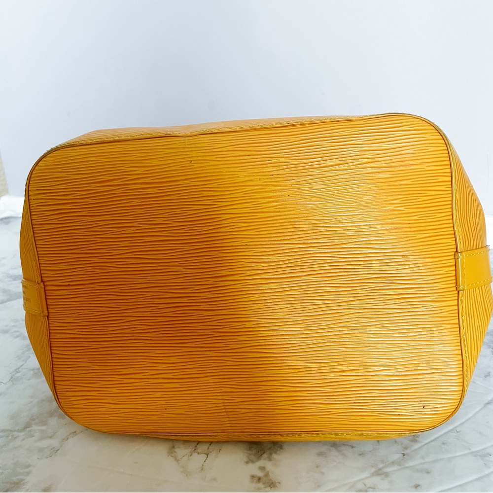 HOST PICK! Louis Vuitton Epi Noe Bucket Bag. Gorg Fall Color. Quiet Luxury! - Picture 5 of 16